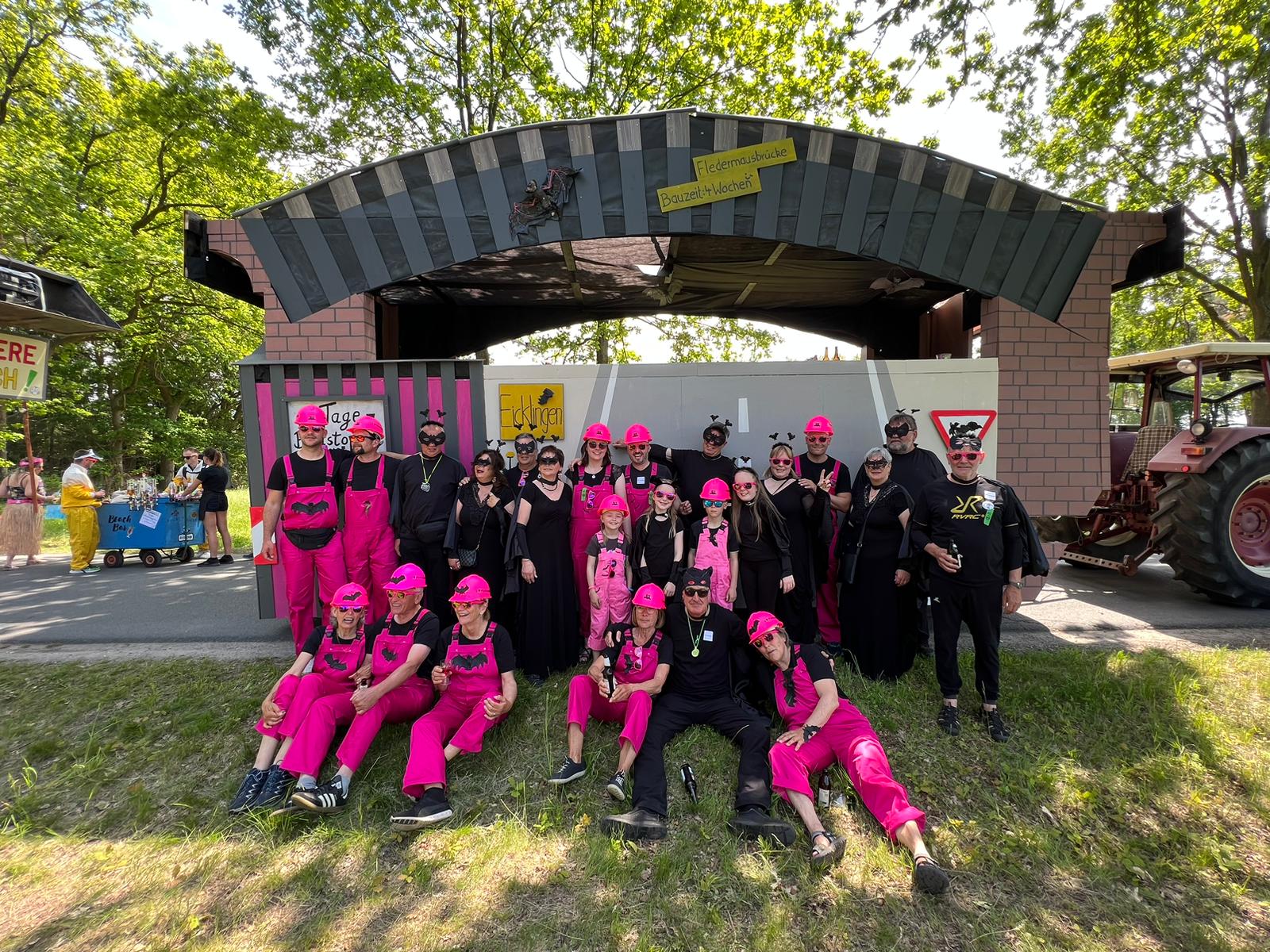 Feiernde Menschen beim Halt in Sandlingen