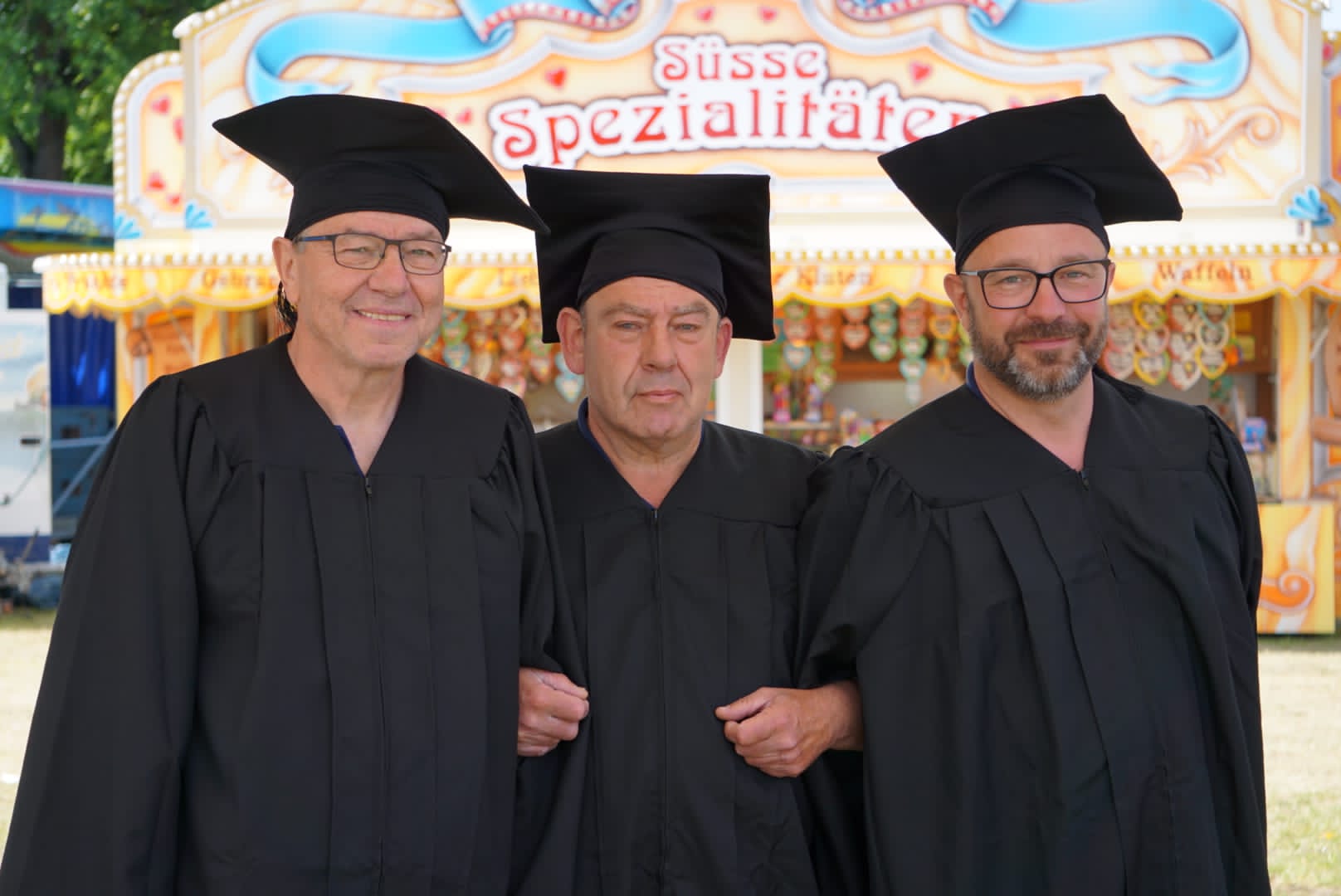 Feiernde Menschen beim Halt in Sandlingen